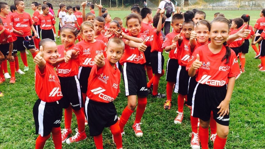 CEMEX se la juega toda por el fútbol en Maceo 2 200 niños y niñas del municipio de Maceo y la vereda La Susana ahora hacen parte del programa Un gol por Antioquia.