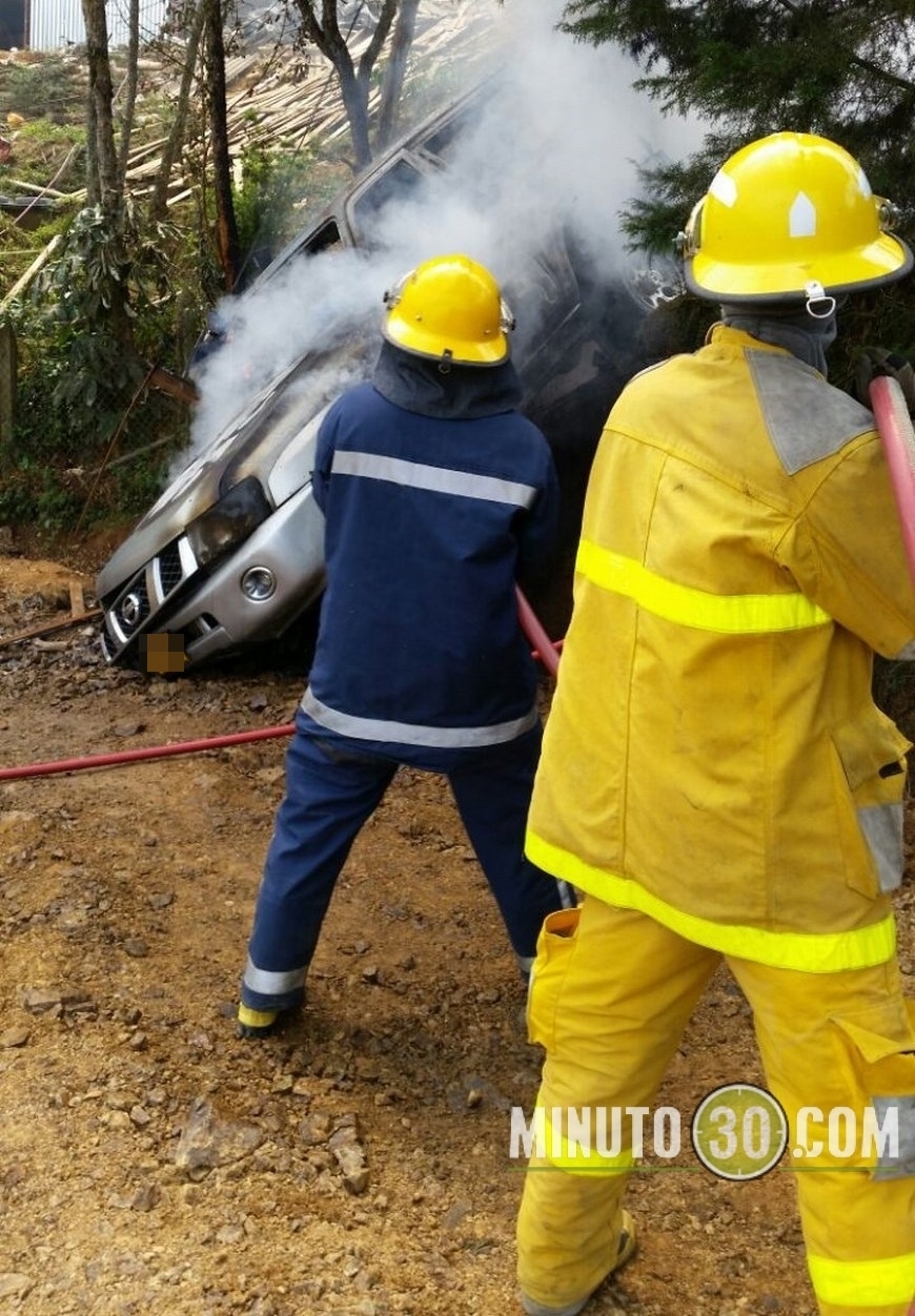INCENDIO DE CARRO EN ALTO DE MINAS (2)
