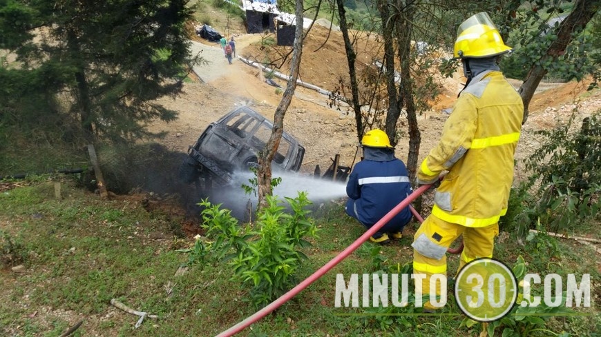 INCENDIO DE CARRO EN ALTO DE MINAS (3)