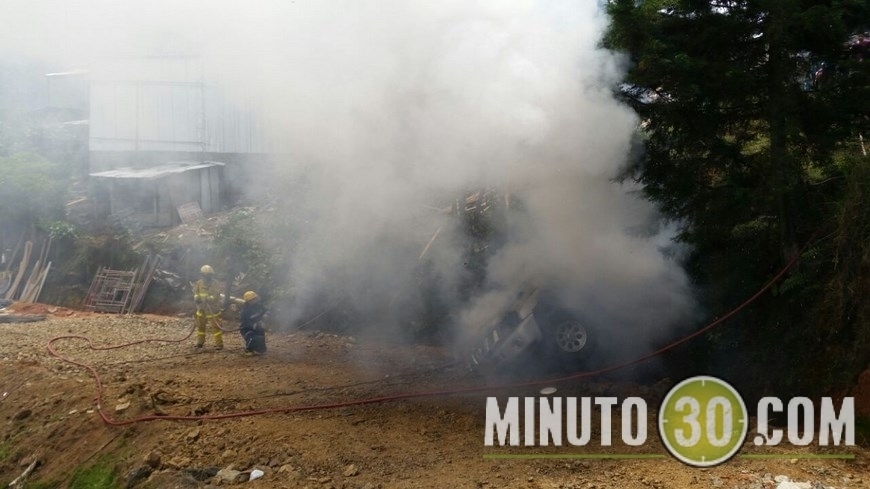 INCENDIO DE CARRO EN ALTO DE MINAS (4)