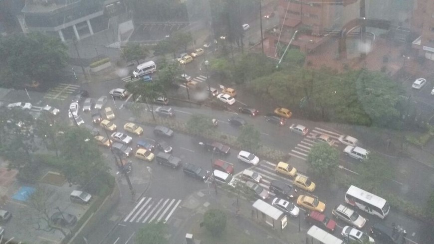 Congestión vehicular durante la inundación.