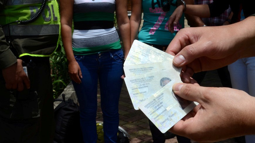 La Policía capturó a cuatro cubanos con cédulas colombianas falsas en el Olaya Herrera 3 MIGRANTES ILEGALES EN MEDELLÍN (1)