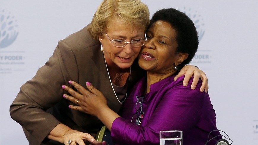 Michelle Bachelet, al saluda a la directora ejecutiva de ONU Mujeres, Phumzile Mlambo-Ngcuka