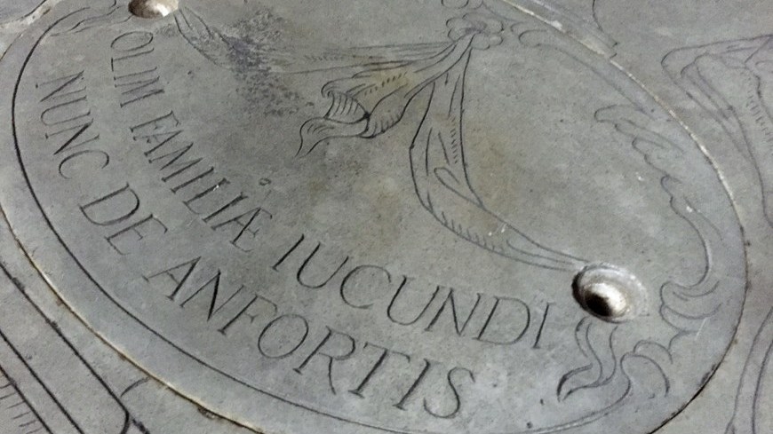 Superficie del panteón familiar de Francesco del Giocondo, marido de Lisa Gherardini, situado a espaldas de altar mayor de la basílica de la Santísima Anunciación, en Florencia.