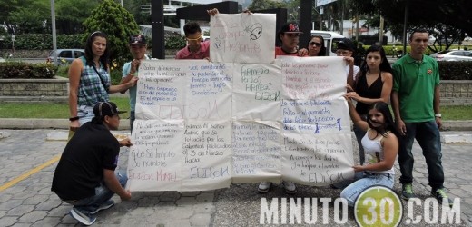Protesta frente a edificio de Minuto30 hicieron hoy familiares y amigos de joven asesinado en la Comuna 13