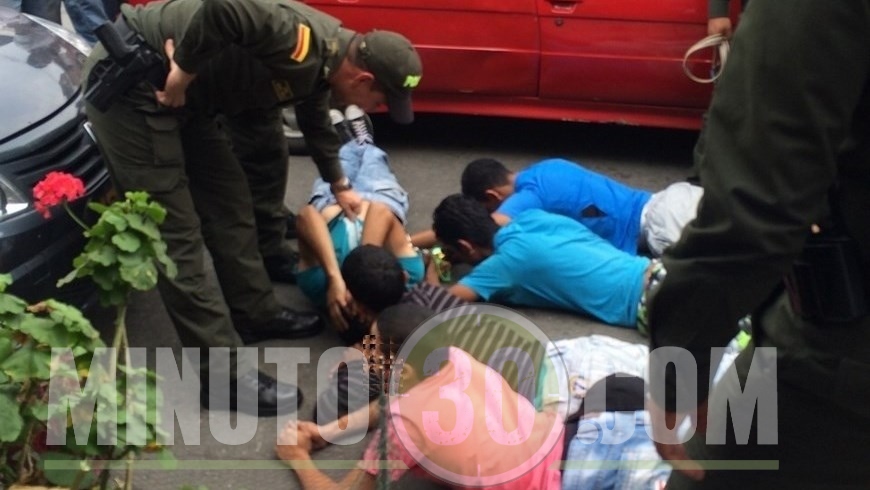 EN FOTOS: Momentos de la captura de 5 supuestos ladrones que se hacían pasar por vendedores de frutas 1 ROBO2 APP