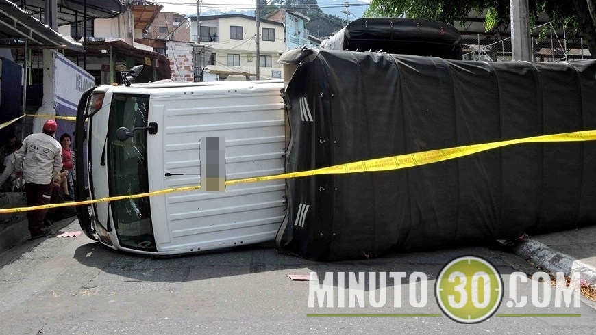 SE VOLCÓ CAMIÓN ROBADO (1)