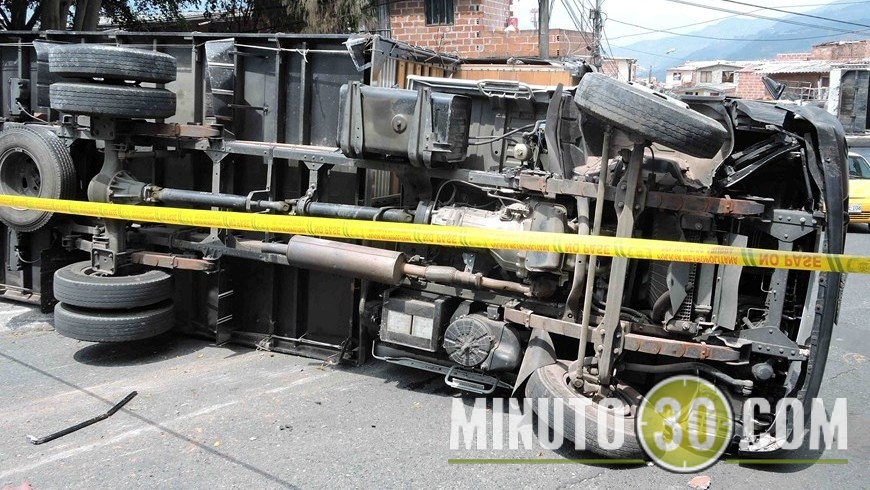 SE VOLCÓ CAMIÓN ROBADO (9)