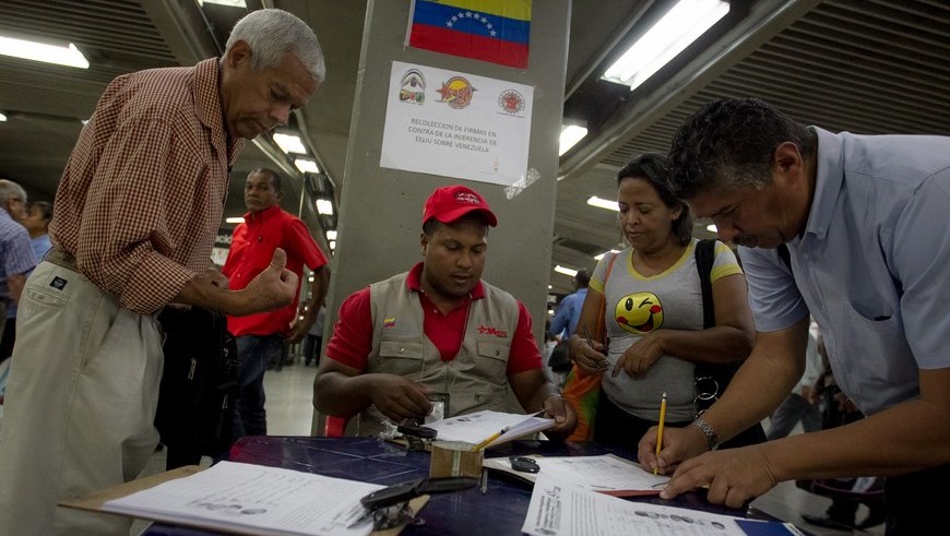 Venezolanos votando