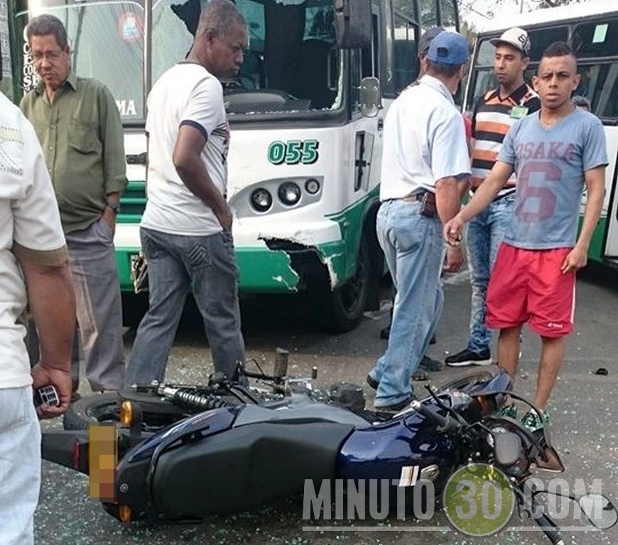 En el sector de Tricentenario un motociclista colisionó contra una buseta.