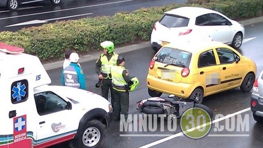 Sobre la avenida 33, en Medellín una motociclista se habría caído al parecer por la lluvia.