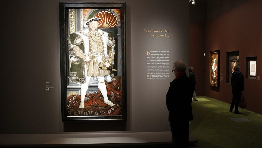 Un visitante observa la obra "Enrique VIII", del artista alemán Hans Holbein le Jeune, durante su visita a la exposición "Los Tudor", en el museo Luxemburgo de París, Francia. EFE