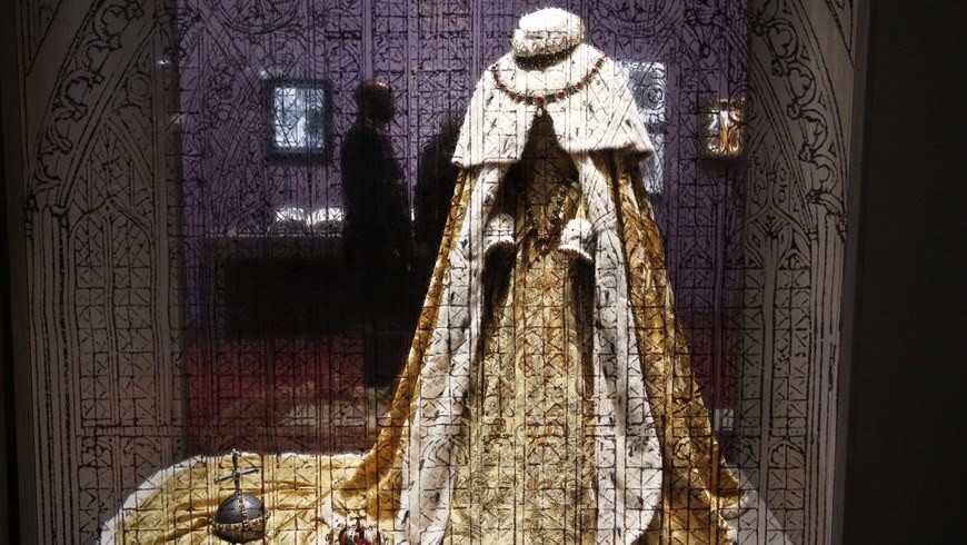 Vista del vestido utilizado por la actriz australiana Cate Blanchett durante el rodaje de la película "Elizabeth", que forma parte de la exposición "Los Tudor", en el museo Luxemburgo de París, Francia. EFE