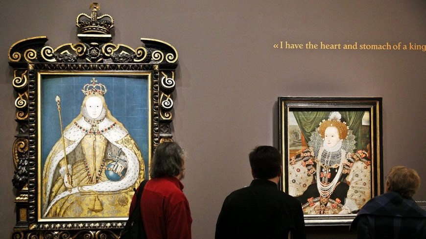 Visitantes observan retratos de la reina Isabel I de Inglaterra, durante su visita a la exposición "Los Tudor", en el museo Luxemburgo de París, Francia. EFE