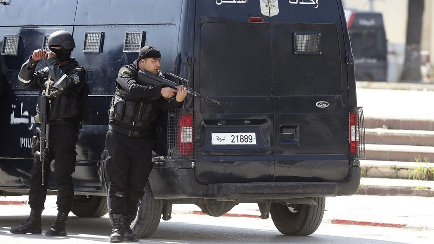 Miembros de las fuerzas de Seguridad tunecinas, toman posiciones en las proximidades del Parlamento en Túnez. EFE.