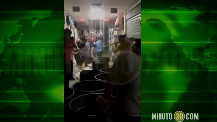 En uno de los centros comerciales de El Hueco, en Medellín el aguacero inundó a los comerciantes.