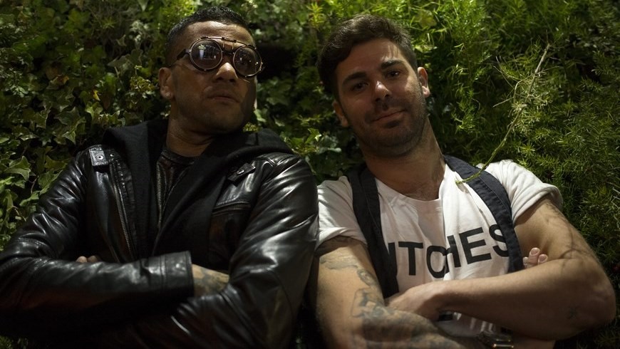 El jugador brasileño del FC Barcelona Dani Alves y su socio el diseñador Juan José Blanco de la Osa, posan durante una entrevista con Efe en la que han explicado su proyecto "Bam Bam" con el que Alves entrará este verano en el mundo de la moda al lanzar una línea de gafas. EFE