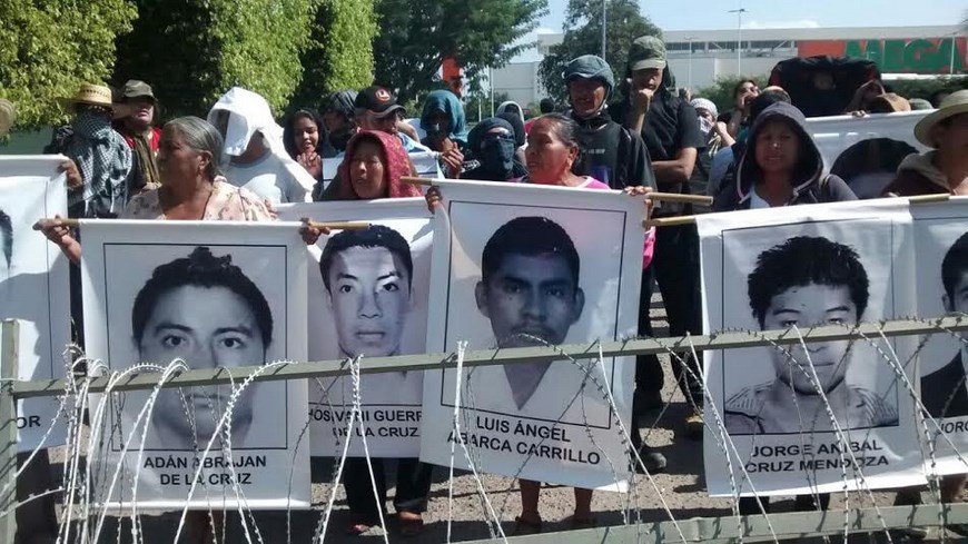 PADRES DE JÓVENES DESAPARECIDOS PROTESTAN FRENTE A BATALLÓN MILITAR EN SUR DE MÉXICO