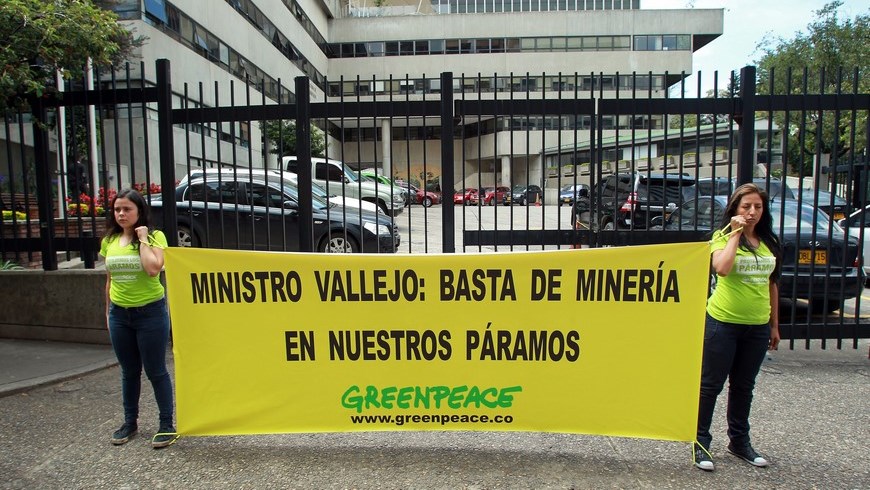 Activistas de Greenpeace participan en una protesta contra el ministro de Medio Ambiente de Colombia, Gabriel Vallejo, por la indiferencia de las autoridades ambientales en relación a la protección de los páramos hoy, miércoles 4 de marzo de 2015 en Bogotá (Colombia). EFE