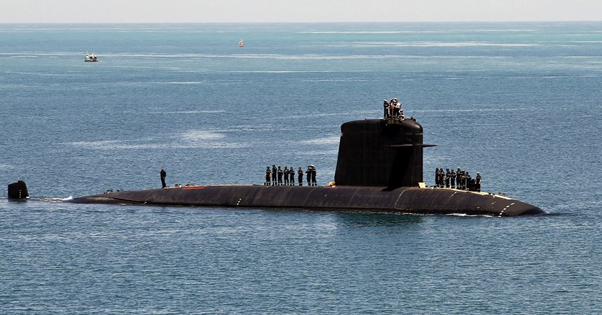 EL PORTAVIONES CHARLES DE GAULLE LLEGA A ABU DHABI
