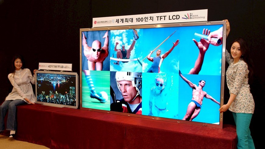 En la imagen, la nueva pantalla TFT-LCD de 100 pulgadas de LG Philips en su planta de producción de Paju, al norte de Seúl, Corea del Sur. EFE/Archivo