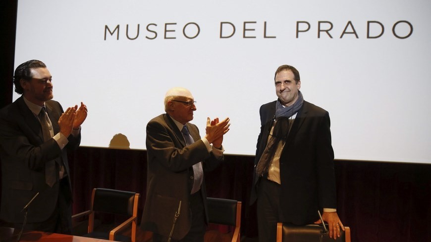 El hasta ahora director adjunto de Conservación e Investigación del Museo del Prado, Gabriele Finaldi (d), junto al director del Museo, Miguel Zugaza (i), y el presidente del Patronato de la pinacoteca, José Pedro Pérez Llorca (c), durante el acto de despedida hoy de la pinacoteca madrileña, tras ser nombrado oficialmente como director de la National Gallery de Londres. EFE