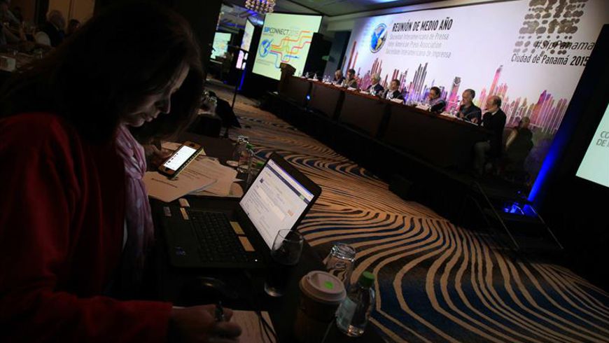 Vista general este lunes de la última sesión de la reunión de medio año de la organización Sociedad Interamericana de Prensa (SIP), en la ciudad de Panamá. EFE