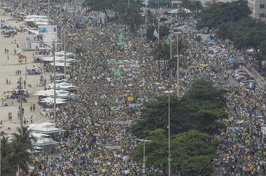 Miles de personas participan en una manifestación contra la presidenta brasileña, Dilma Rousseff, este 15 de marzo, en la playa de Copacabana en Río de Janeiro (Brasil). EFE