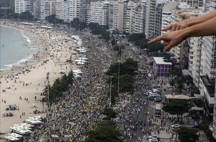 Miles de personas participan en una manifestación contra la presidenta brasileña, Dilma Rousseff, este 15 de marzo, en la playa de Copacabana en Río de Janeiro (Brasil). EFE