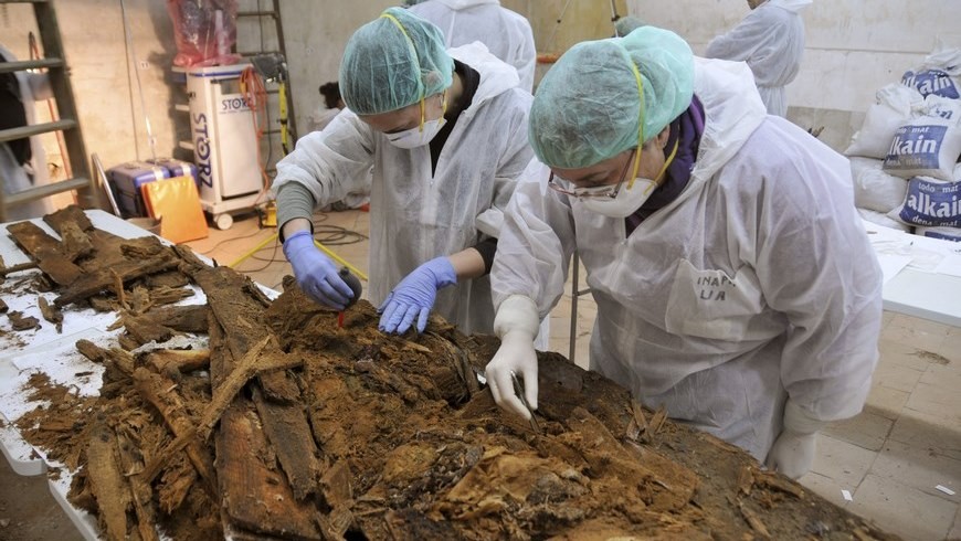Fotografía facilitada por la Comunidad de Madrid de los técnicos que han buscado los restos de Miguel de Cervantes en la iglesia de las Trinitarias. EFE/Archivo