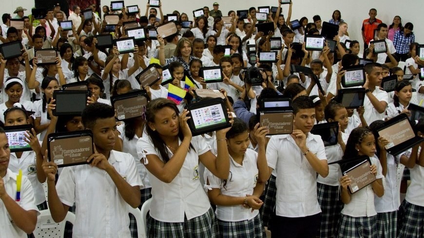 El 100 % de escuelas y colegios oficiales del país contarán con tabletas para profesores y estudiantes.