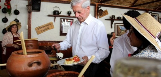 Vargas Llosa celebra su cumpleaños número 79 donando 2.000 libros a Arequipa