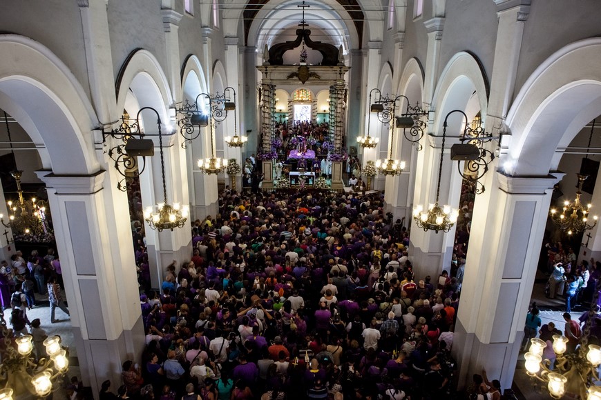 Un grupo de personas participa en la misa en la iglesia Santa Teresa, este 1 de abril de 2015, en Caracas (Venezuela) con motivo a la celebración de la Semana Santa. EFE