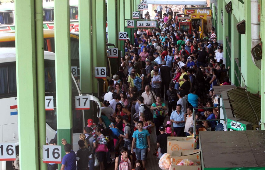 Un grupo de personas se prepara para viajar, este 2 de abril de 2015, en la sede de la Terminal de Ómnibus de Asunción (Paraguay). EFE