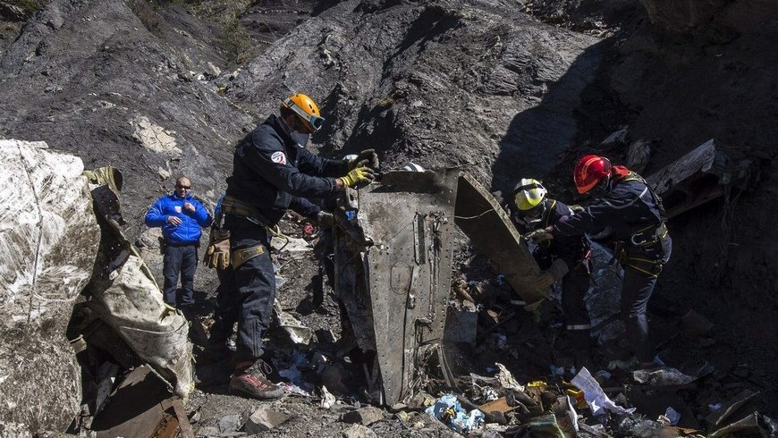 Fotografía facilitada por el Ministerio de Interior galo ayer miércoles 1 de abril de 2015 que muestra a los miembros de los equipos de rescate mientras revisan restos del fuselaje del avión en el lugar de la catástrofe aérea del Airbus A320 de Germanwings. EFE
