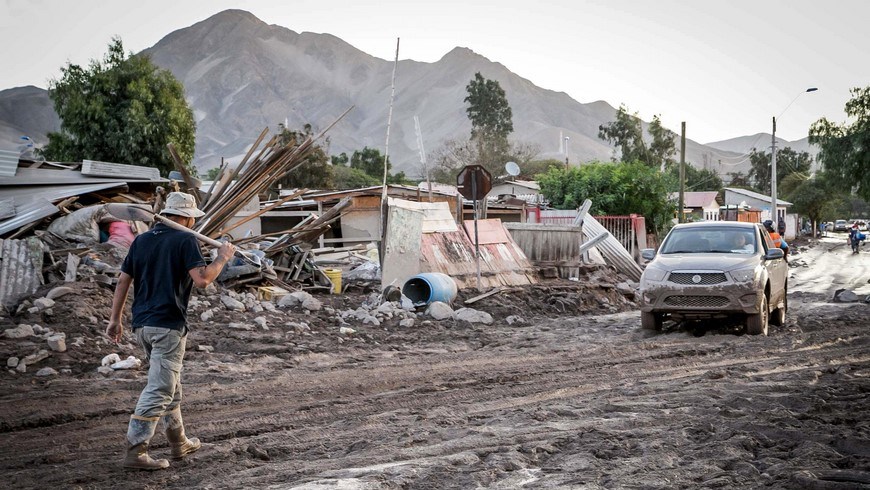 Vecinos de la localidad de Paipote caminan por una calle afectada por las inundaciones de la semana pasada en Copiapó (Chile). EFE/Archivo