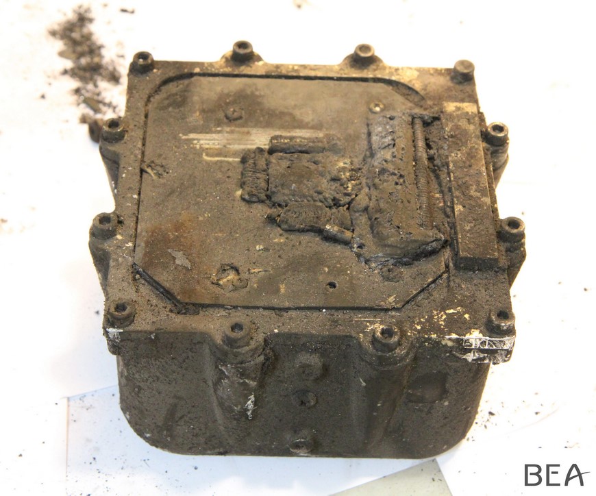 Fotografía facilitada por la Oficina de Investigaciones y Análisis (BEA) hoy, viernes 3 de abril de 2015 que muestra la segunda caja negra del avión A320 de Germanwings. EFE