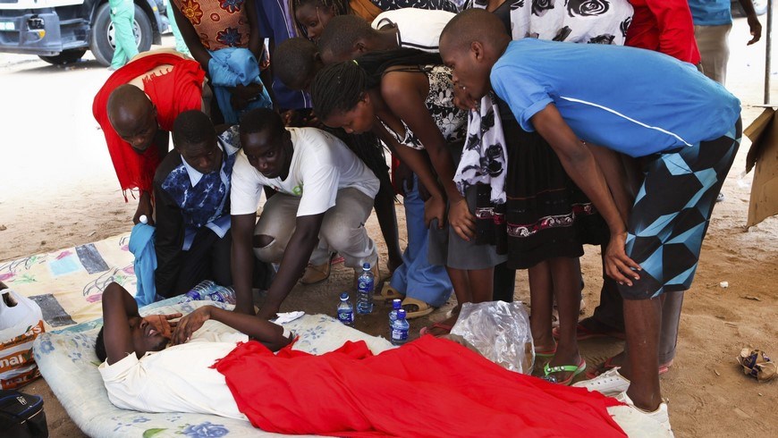 Un superviviente del ataque perpetrado contra la Universidad de Garissa habla con otros estudiantes mientras aguardan en el campamento militar de Garissa, al este de Kenia, hoy, viernes 3 de abril de 2015. EFE