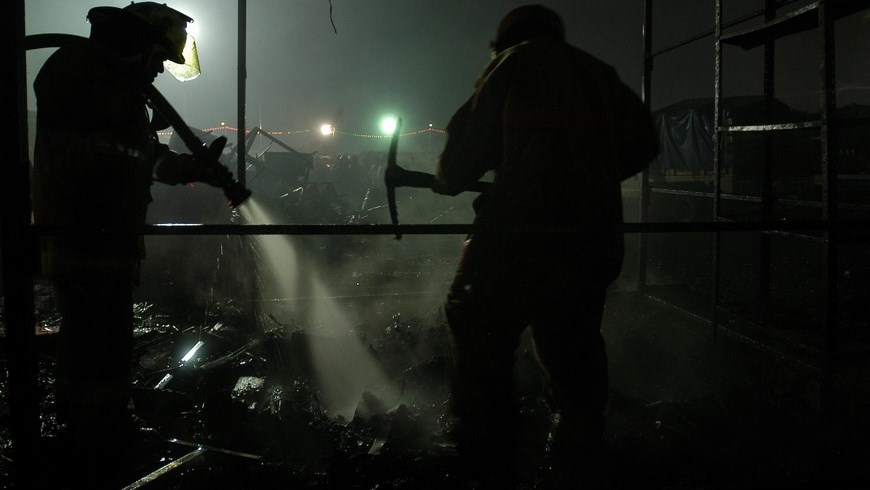 Más de un centenar de bomberos siguen trabajando para tratar de sofocar el fuego, ya que sus grandes dimensiones dificultan las tareas de extinción y estas podrían extenderse hasta mañana, indicaron los organismos de emergencia. EFE/Archivo