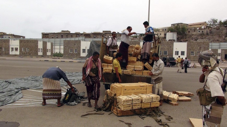 Milicianos leales al presidente Abdo Rabu Mansur Hadi recogen cajas llenas de armas supuestamente entregadas por la coalición árabe encabezada por Arabia Saudí que lucha en el Yemen contra los combatientes hutíes, en el puerto de Adén, Yemen. EFE