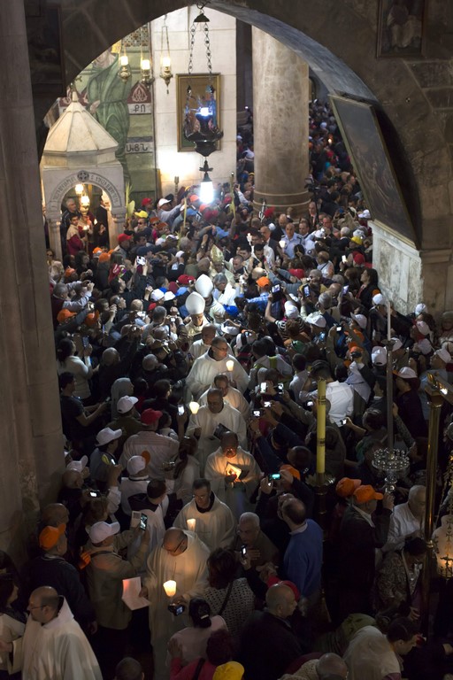 La Basílica del Santo Sepulcro de Jerusalén albergó hoy a cientos de personas que no quisieron perderse la misa solemne con motivo del Domingo de Resurrección, último gran evento de la semana pascual en Tierra Santa. EFE