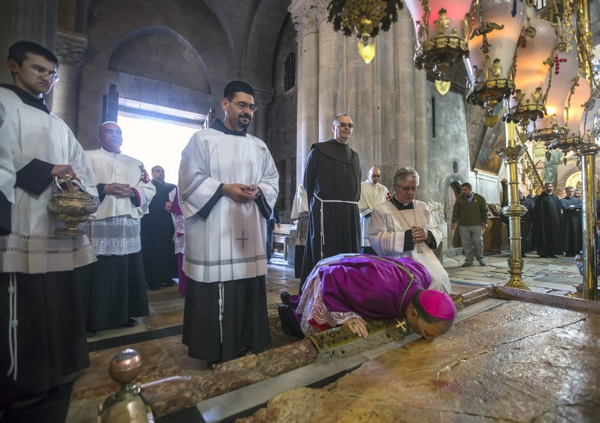 La Basílica del Santo Sepulcro de Jerusalén albergó hoy a cientos de personas que no quisieron perderse la misa solemne con motivo del Domingo de Resurrección, último gran evento de la semana pascual en Tierra Santa. EFE
