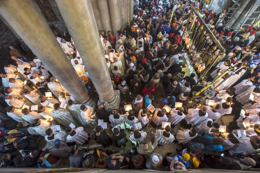 La Basílica del Santo Sepulcro de Jerusalén albergó hoy a cientos de personas que no quisieron perderse la misa solemne con motivo del Domingo de Resurrección, último gran evento de la semana pascual en Tierra Santa. EFE