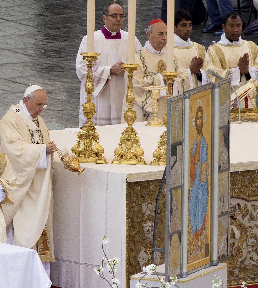 El Papa Francisco, hoy en la Misa de Domingo de Resurreción, en la basílica de San Pedro. EFE