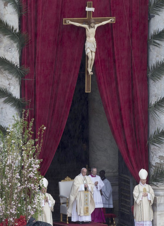 El Papa Francisco, hoy en la Misa de Domingo de Resurreción, en la basílica de San Pedro. EFE