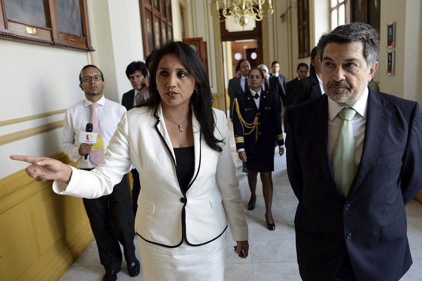 El vicepresidente segundo de la Cámara de Diputados de España, Javier Barrero López (d), acompañado por la presidenta del Congreso de Perú, Ana María Solórzano, durante la visita de una delegación de diputados españoles al congreso peruano, para estrechar la cooperación entre ambas instituciones. EFE