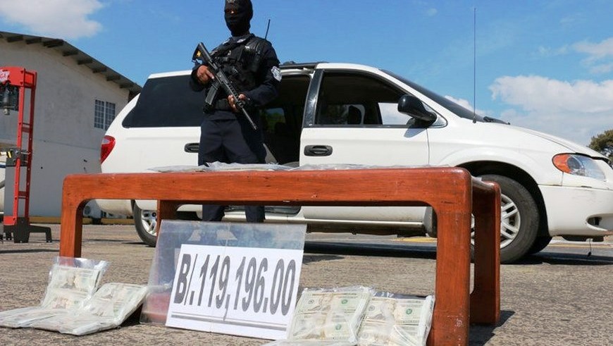 Decomiso de 47 paquetes de cocaína, la detención de un colombiano, un hondureño y un panameño, más varios vehículos alterados con doble fondo para esconder droga.
