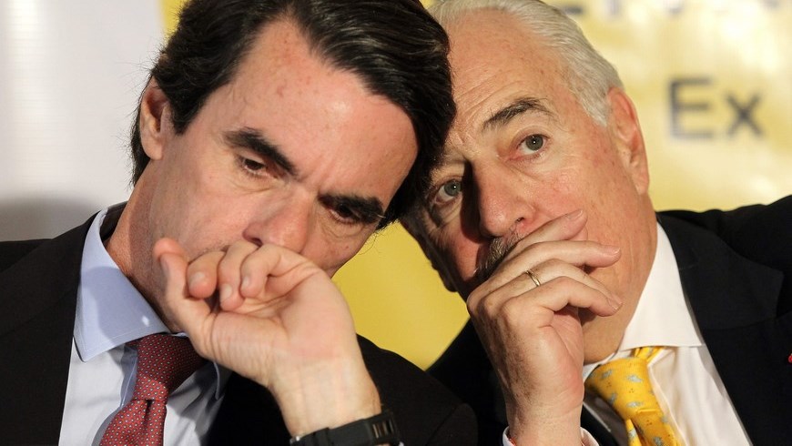 El exjefe de gobierno español José María Aznar (i), habla con el expresidente de Colombia, Andrés Pastrana (d), este 9 de abril, en Ciudad de Panamá. EFE