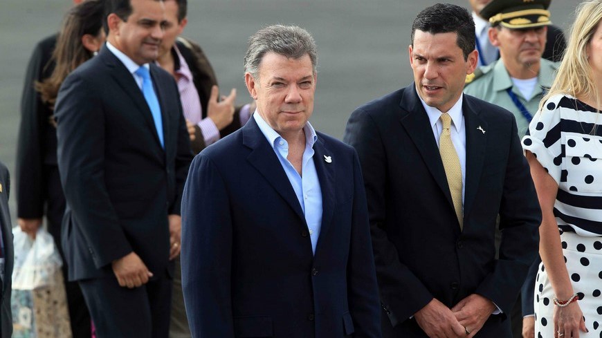 El presidente de Colombia, Juan Manuel Santos (i), es recibido por el vicecanciller de Panamá, Luis Hincapié (d), a su llegada a la Ciudad de Panamá este jueves 9 de abril de 2015, previo a su participación en la VII Cumbre de jefes de Estado y de Gobierno de las Américas que se celebra esta semana en Panamá. EFE