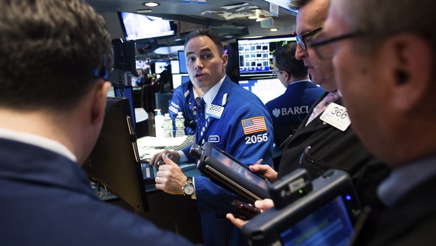 Agentes de Bolsa trabajan en el parqué de la Bolsa de Nueva York en Wall Street en Nueva York, Estados Unidos. EFE/Archivo